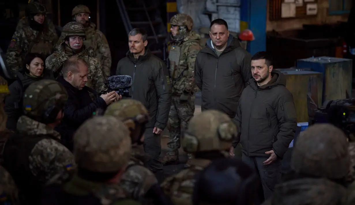 Presiden Ukraina Volodymyr Zelenskyy (kanan) berbicara kepada tentara di lokasi pertempuran terberat melawan Rusia di Bakhmut, Ukraina, 20 Desember 2022. Bakhmut merupakan sebuah kota yang diserang Rusia tanpa henti selama beberapa bulan. (Ukrainian Presidential Press Office via AP)