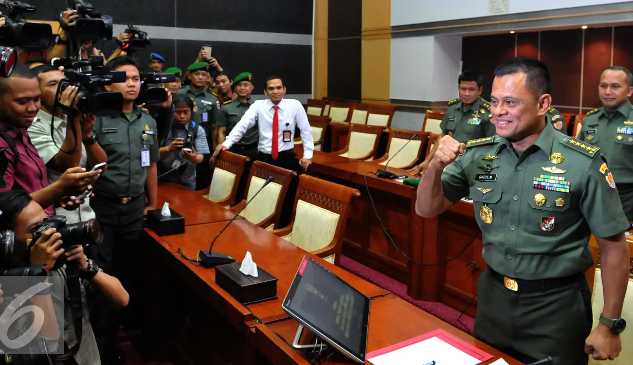 Calon Panglima TNI, Jenderal TNI Gatot Nurmantyo menyapa wartawan sebelum mengikuti uji kelayakan dan kepatutan, Jakarta, Rabu (1/7/2015). Dalam visi misinya, Gatot mengaku mendukung program nawacita Presiden Jokowi. (Liputan6.com/Andrian M Tunay)