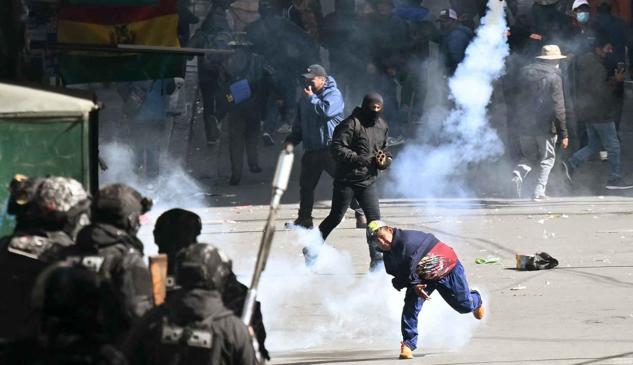 Para demonstran bentrok dengan polisi anti huru hara selama unjuk rasa menentang Presiden Rodrigo Paz di La Paz, Bolivia, pada 25 Mei 2026. (Marvin RECINOS/AFP)