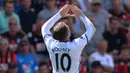 Striker Manchester United, Wayne Rooney, merayakan gol yang dicetaknya ke gawang Bournemouth. Tiga gol kemenangan MU dicetak oleh Mata, Rooney dan Ibrahimovic. (AFP/Glyn Kirk)