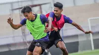 Cakra Yudha (kanan) sudah berlatih dengan skuad Persita Tangerang. Ia digaet dari klub Pegadaian Liga 2, PSMS Medan. (Dok. Persita Tangerang)