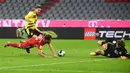 Gelandang Bayern Munchen, Joshua Kimmich (kiri depan) mencetak gol ke gawang Borussia Dortmund pada laga Piala Super Jerman di Allianz Arena, Kamis (1/10/2020). Bayern Munich sukses meraih trofi juara Piala Super Jerman 2020 berkat kemenangan 3-2 atas Borussia Dortmund. (Sven Hoppe/Pool via AP)