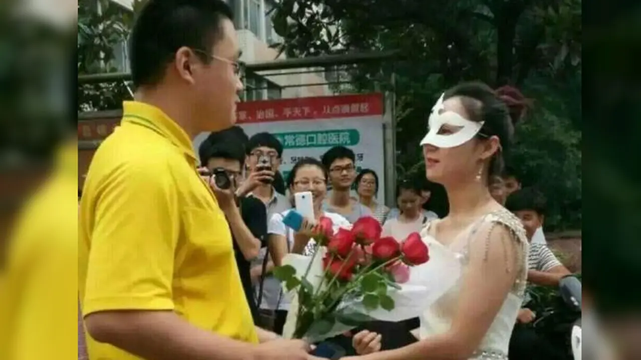 Dosen Ini Berani Melamar Siswanya di Depan Ratusan Mahasiswa
