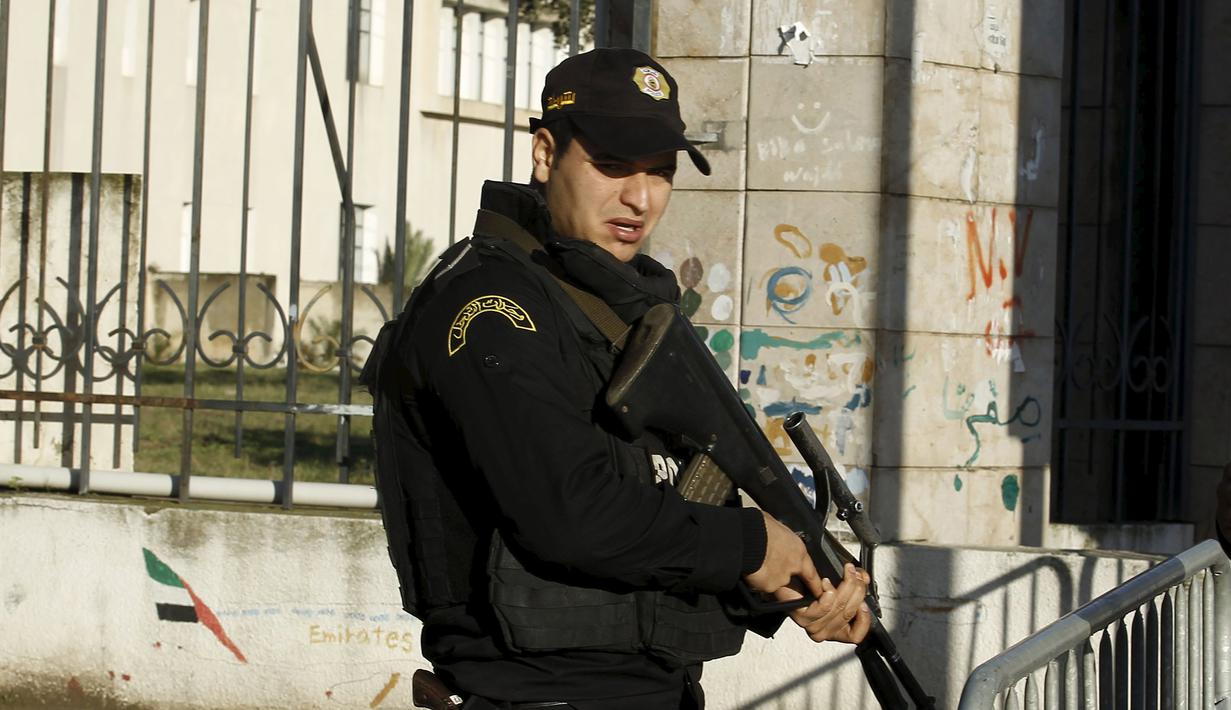 Petugas polisi saat berjaga disekitar lokasi serangan bom di Tunisia, (25/11). Akibat peristiwa ini pemerintah Tunisia memberlakukan keadaan darurat nasional. (REUTERS/Zoubeir Souissi)