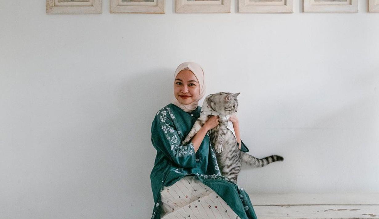 Penulis Rintik Sedu memiliki kucing yang sangat lucu bernama Abang. Abang biasanya selalu menjadi kucing penurut saat berada di pangkuan Tsana. Tsana sangat menyayangi Abang hingga kucing lucunya itu sering dibelikan pakaian yang menambah kesan lucu dari Abang. (Liputan6.com/IG/@ntsana)