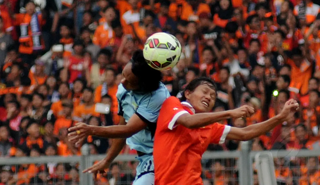 Gelandang Persija, Adam Alis (kanan) berebut bola dengan pemain Persela saat laga uji coba di Stadion GBK Jakarta, Minggu (1/3/2015). Persija kalah 0-1 dari Persela. (Liputan6.com/Helmi Fithriansyah)