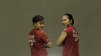 Ganda putri Indonesia, Greysia Polii/Apriyani Rahayu berpose saat sesi pemotretan di Pelatnas Bulutangkis, Cipayung, Jakarta, Senin (7/5/2018). (Bola.com/M Iqbal Ichsan)