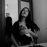 Raisa unggah foto menggendong Zalina saat bayi. Kini sudah berusia lima tahun. [Foto: Instagram/raisa6690]