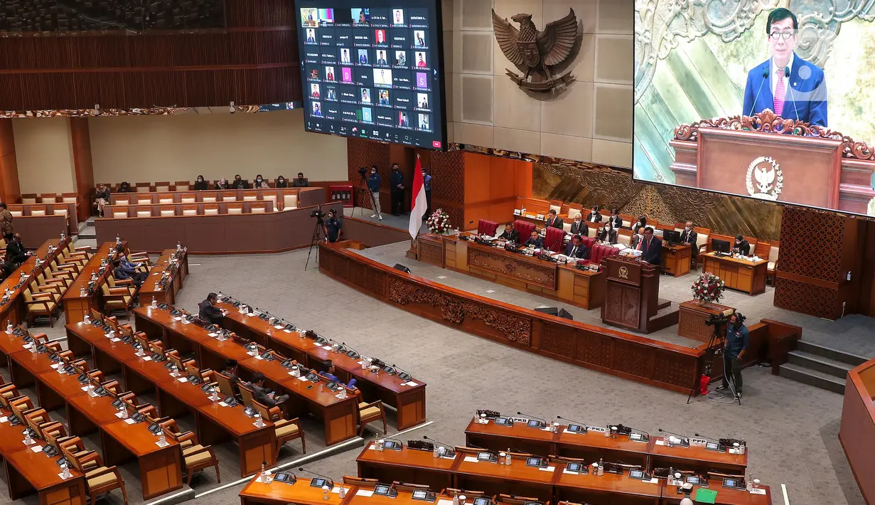 Menteri Hukum dan HAM Yasonna Laoly menyampaikan pandangan pemerintah saat rapat paripurna DPR di Jakarta, Selasa (6/12/2022). DPR RI resmi mengesahkan Rancangan Undang-Undang Kitab Undang-Undang Hukum Pidana (RUU KUHP) menjadi Undang-Undang. (Liputan6.com/Angga Yuniar)