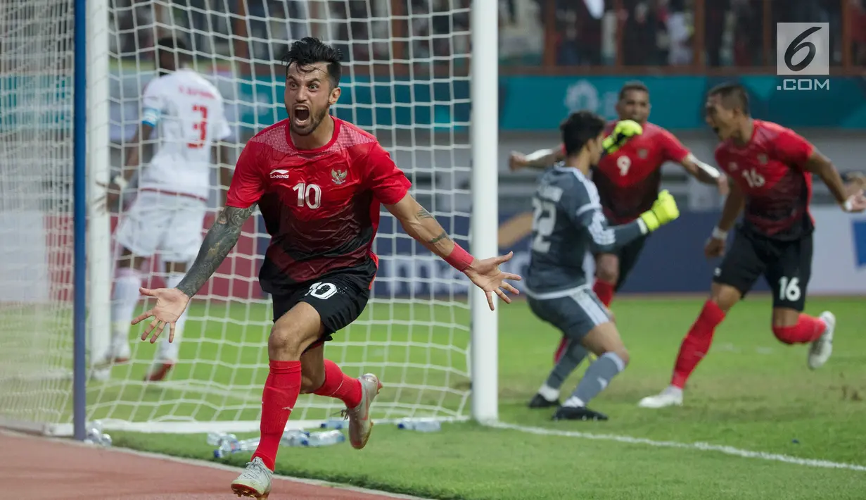 Penyerang Indonesia, Stefano Lilipaly melakukan selebrasi usai membobol gawang Uni Emirat Arab (UEA) pada Asian Games 2018 di Stadion Wibawa Mukti, Jawa Barat, Jumat (24/8/2018). Indonesia kalah dari UEA lewat adu penalti. (Bola.com/Vitalis Yogi Trisna)