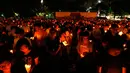Di depan gambar lapangan Tiananmen di Victoria Park, Hong Kong (4/6/2014), ribuan orang menyalakan lilin mengenang 25 tahun tragedi penumpasan gerakan pro demokrasi oleh militer Tiongkok. (REUTERS/Bobby Yip) 