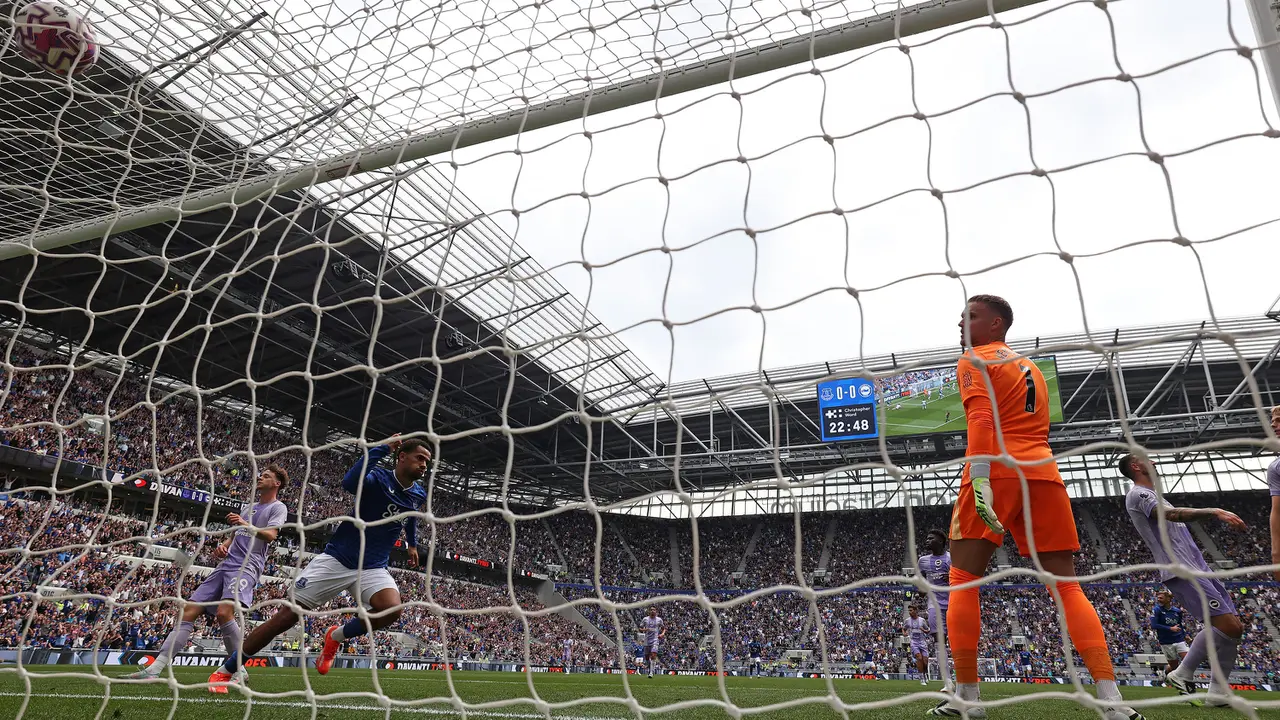 Foto: Sejarah Tercipta, Potret Laga Perdana Liga Inggris di Hill Dickinson