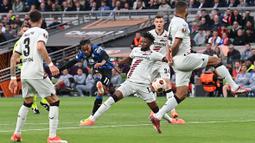 Sejumlah pemain Bayer Leverkusen gagal menghalau tendangan pemain Atalanta, Ademola Lookman (kedua kiri) yang berbuah menjadi gol pada laga final Liga Europa 2023/2024 yang berlangsung di Dublin Arena, Irlandia, Kamis (23/05/2024) dini hari WIB. Lookman mencetak tiga gol pada laga tersebut. (AFP/Glyn Kirk)
