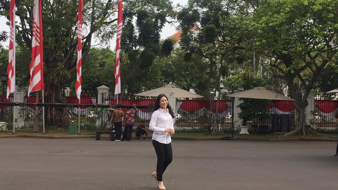 Putri sulung Partai Perindo Hary Tanoesoedibjo, Angela Tanoesodibjo menjadi salah satu sosok yang dipanggil Presiden Joko Widodo atau Jokowi ke Istana Kepresidenan Jakarta, Jumat (25/10/2019).