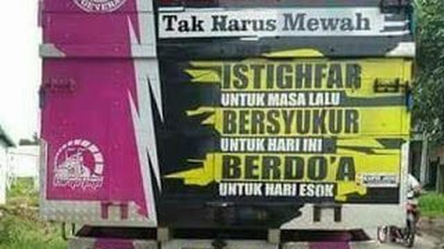 Tulisan Penuh Makna di Belakang Mobil Ini Bikin Cengar Cengir