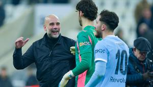Pelatih Manchester City, Pep Guardiola, tidak mampu menyembunyikan rasa bangga setelah anak asuhnya sukses menaklukkan Newcastle United 3-1 di St James' Park, Minggu (8/3/2026) dini hari WIB. (AP Photo/Ian Hodgson)