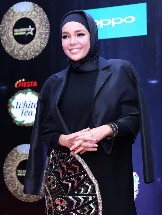 Bersama dengan rekannya, Oki Agustina dan Widi B3, Dewi Sandra sedang membangun musala untuk anak-anak berkebutuhan khusus di daerah Cinunuk, Bandung, Jawa Barat. (Nurwahyunan/Bintang.com)