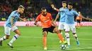 Pemain belakang Shakhtar Donetsk Brasil Ismaily mengontrol bola dibayangi pemain Manchester City pada laga pertama Grup C Liga Champions di Metalist Stadium, Rabu (18/9/2019). Manchester City sukses menghantam Shakhtar Donetsk dengan skor 3-0. (Sergei SUPINSKY / AFP)