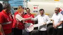 Ketua Umum PMI, Jusuf Kalla secara simbolis menerima kendaraan bantuan dari Kepala IFRC Perwakilan Indonesia-Timor Leste dan ASEAN, Jan Gelfand di Markas PMI Pusat, Jumat (17/1/2020). IFRC menyerahkan bantuan berupa 10 unit truk tangki air dan satu truk barang. (Liputan6.com/Herman Zakharia)