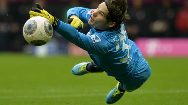 Aksi Brilian Kiper Augsburg Selamatkan Gawangnya