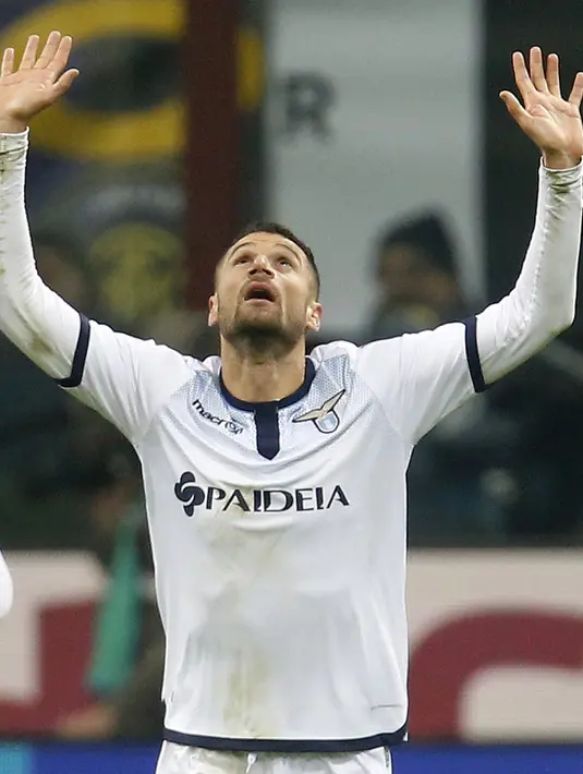 Bek Lazio, Antonio Candreva melakukan selebrasi usai mencetak gol keduanya kegawang Inter Milan pada lanjutan liga Italia di Stadion San Siro, Italia (20/12). Lazio menang atas Inter Milan dengan skor 2-1. (AFP/GIUSEPPE CACACE)