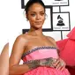 Rihanna tampil mengenakan gaun pink bertingkat saat menghadiri Grammy Awards 2015 di Staples Center, Los Angeles, Minggu (8/2/2015), waktu setempat. (foto; Mirror.co.uk)