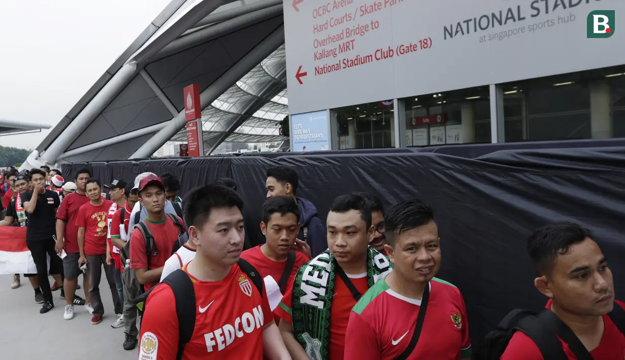 Suporter Timnas Indonesia mengantre masuk saat berada di Stadion Nasional, Singapura, Jumat (9/11). Indonesia akan melawan Singapura pada laga Piala AFF 2018. (Bola.com/M. Iqbal Ichsan)