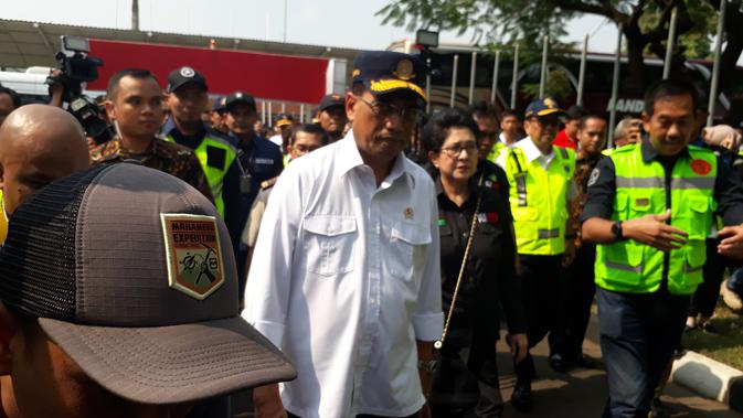Menhub Budi Karya Sumadi dan Menkes Nilla Moeloek meninjau persiapan mudik di Bandara Internasional Soekarno Hatta, Kota Tangerang, Minggu (26/5/2019).  Liputan6.com/Pramita