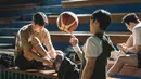 Dalam foto-foto tersebut, Kim Ji Yong menikmati bermain basket bersama teman-temannya di sekolah, tidak berbeda dengan mahasiswa lain di usia 20-an. (Foto: Disney+ Hotstar)