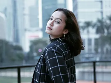 6 tahun lalu nama Gloria Natapraja Hamel menjadi bahan perbincangan publik. Perempuan cantik tersebut viral karena permasalahan kepemilikan paspor Prancis, negara asal ayahnya. Meski begitu, Gloria tetap diperbolehkan ambil bagian dalam upacara penurunan bendera pada sore harinya. Kini, Gloria masuki usia ABG dan parasnya kian cantik. (Liputan6.com/IG/@glochaw)