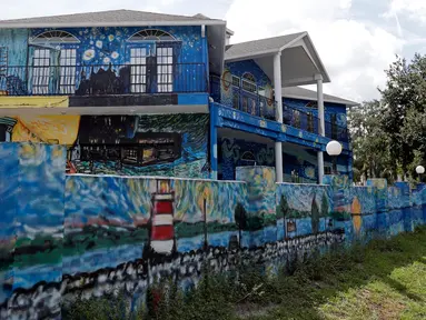 Eksterior rumah milik sepasang suami istri, Nancy Nemhauser dan Lubomir Jastrzebski di Mount Dora, Florida, 18 Juli 2018. Rumah yang dijadikan media lukisan karya Van Gogh berjudul The Starry Night ini sempat menimbulkan kontroversi. (AP/John Raoux)
