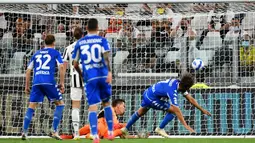 Gawang Juventus justru bobol lebih dahulu di menit 21. Berawal dari umpan silang Bandinelli, bola yang coba dihalau Alex Sandro malah mengarah ke Mancuso yang berada di depan gawang. (Foto: AFP/Isabella Bonotto)