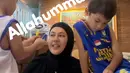 Tampilan terbarunya, Paula sedang menemani kedua putra belajar. Ia mengenakan kerudung instan dan baju hitam. Tampak wajah terlihat natural tanpa makeup.  [@paula_verhoeven]