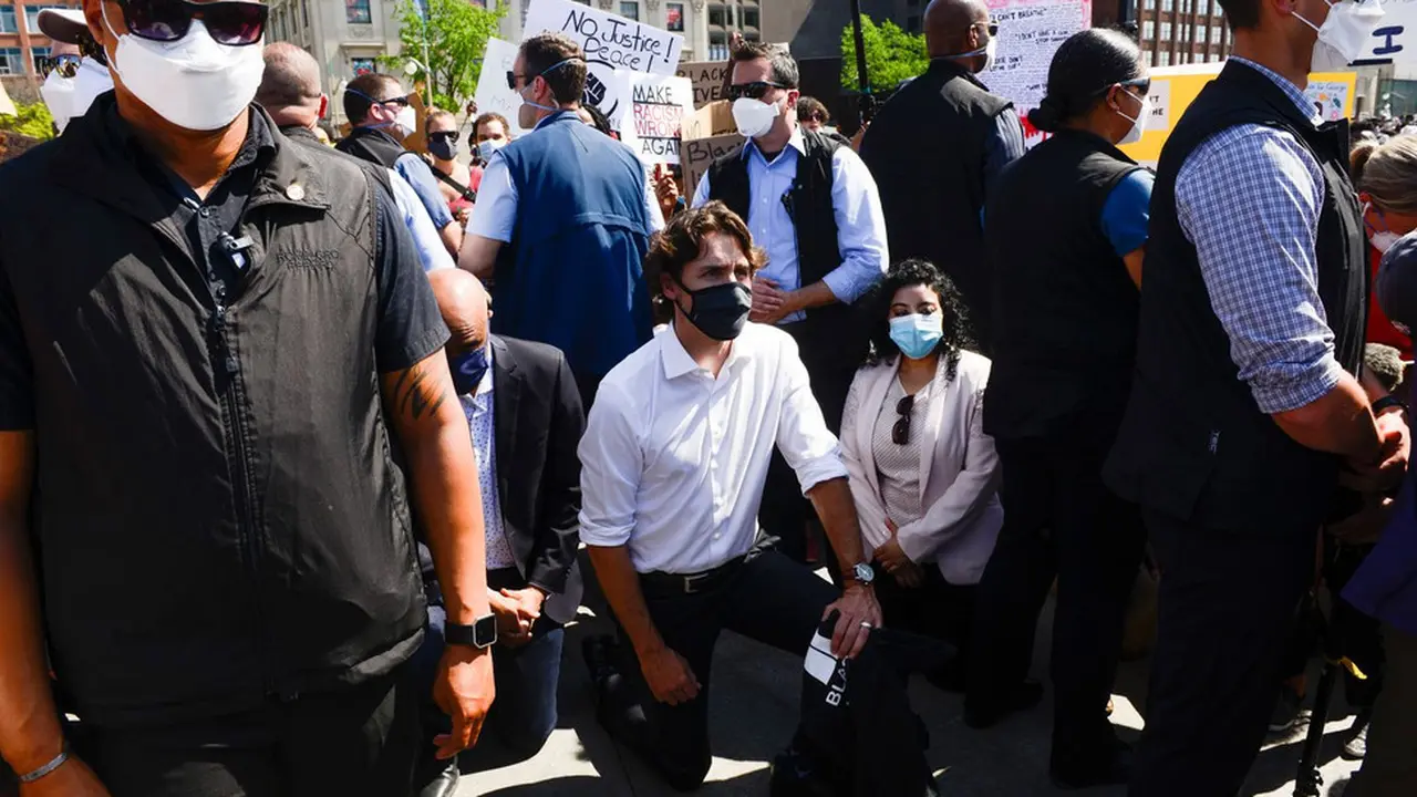 PM Kanada Justin Trudeau berlutut sebagai bentuk simpati dan dukungan, di tengah massa demonstrasi anti-rasisme dan solidaritas terhadap George Floyd di Kanada pada Jumat 5 Juni 2020 (AP Photo)