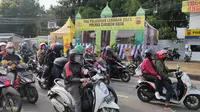 Suasana arus mudik 2023 di arteri Pantura Kota Cirebon. Pemudik diimbau waspada kemacetan akibat pasar tumpah. Foto (Liputan6.com / Panji Prayitno)