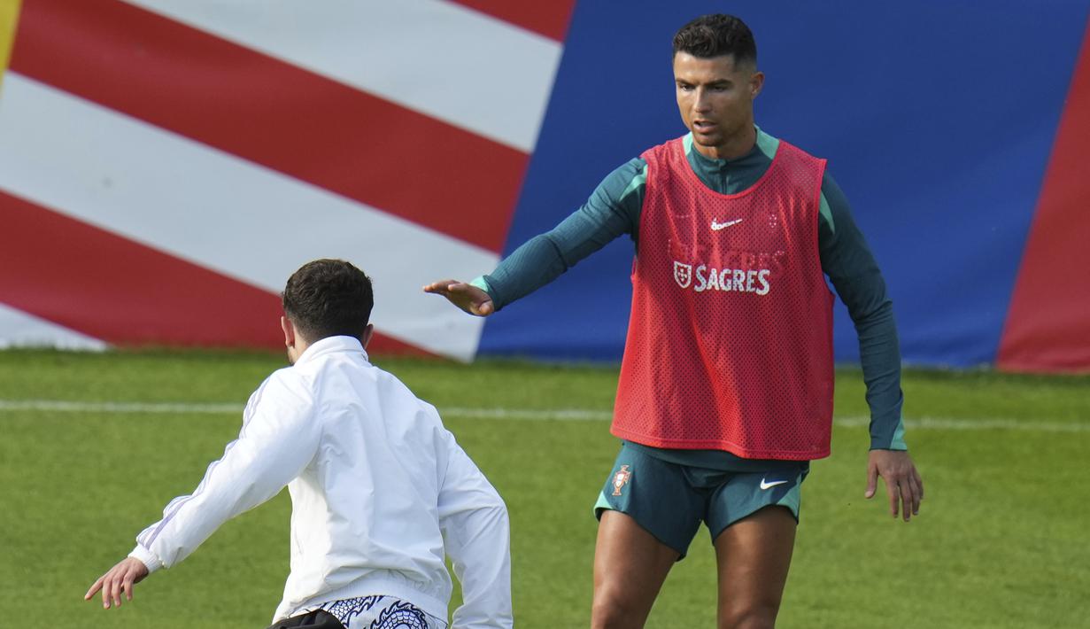 Ronaldo bersama Portugal tengah bersiap melawan Ceko dalam matchday pertama fase Grup F Piala Eropa atau Euro 2024. (AP Photo/Hassan Ammar)