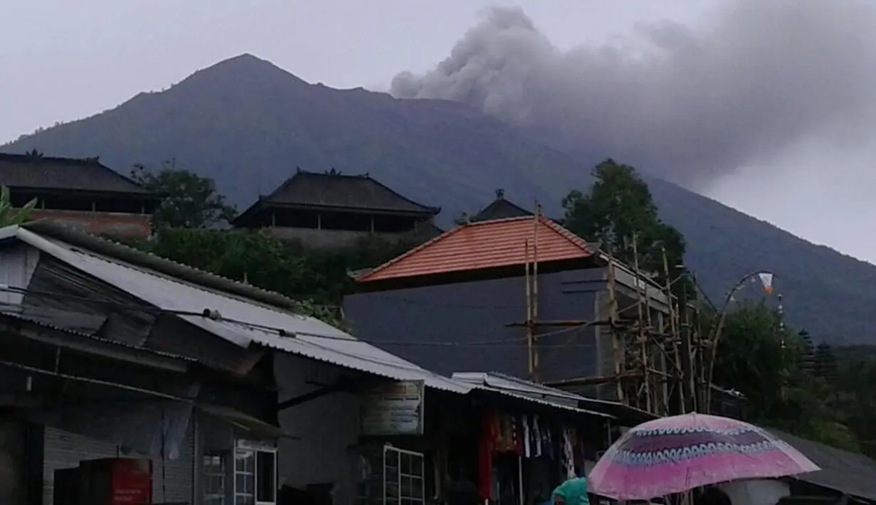 Kondisi Gunung Agung di Kabupaten Karangasem, Bali kembali mengeluarkan awan asap, Selasa (21/11). Asap dan abu tipis berwarna putih kelabu tebal mengepul setinggi sekitar 500-600 meter. (twitter.com/bnpb_indonesia)