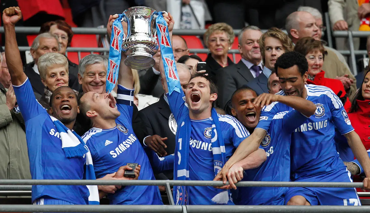 Frank Lampard dkk mengangkat Piala FA usai mengalahkan Liverpool, Inggris (5/5/2012). Lampard mengumumkan pengunduran dirinya sebagai pesepak bola lewat Instagram pribadinya pada Kamis (2/2/2017) (AFP PHOTO / IAN Kington)