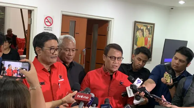 Ketua DPP PDI Perjuangan Ahmad Basarah saat ditemui awak media di kantor DPP PDIP, Jakarta, Senin (22/4/2024). (Liputan6.com/Delvira Hutabarat)