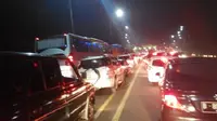 Jelang Libur Panjang, Antrean di Tol Cikampek Mengular