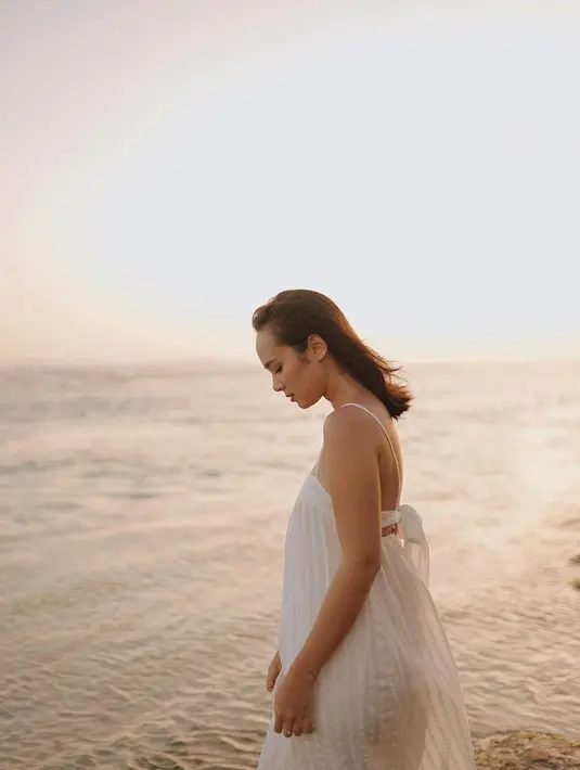 Meski dari samping, kecantikan Pamela Bowie tetap terlihat sempurna. Pesona yang dipancarkan artis kelahiran 18 Oktober 1993 ini tak kalah indah dari keindahan pantai saat senja. Semilir angin yang menerbangkan rambutnya, deburan ombak, hingga keindahan langit di laut memang manjakan mata dan beri ketenangan. (Liputan6.com/IG/@pammybowie)