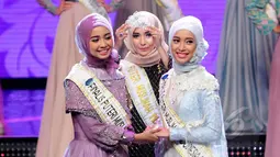 Nesa Aqila Herryanto Putri (kiri) dan Inka Noor Aulia saat detik-detik penentuan sebagai juara pada malam puncak ajang Putri Muslimah Indonesia 2015, Jakarta, Rabu (13/5) malam. (Liputan6.com/Faisal R Syam)