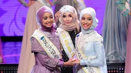 Nesa Aqila Herryanto Putri (kiri) dan Inka Noor Aulia saat detik-detik penentuan sebagai juara pada malam puncak ajang Putri Muslimah Indonesia 2015, Jakarta, Rabu (13/5) malam. (Liputan6.com/Faisal R Syam)