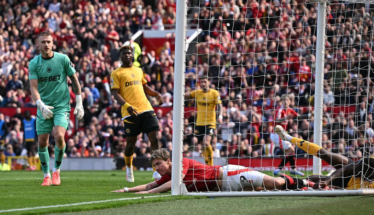 Ekspresi kecewa pemain Manchester United, Rasmus Hojlund setelah gagal mencetak gol ke gawang Wolves dalam laga lanjutan Liga Inggris 2024/2025 di Old Trafford, Inggris, Minggu (20/04/2025) waktu setempat. (AFP/Paul Ellis)