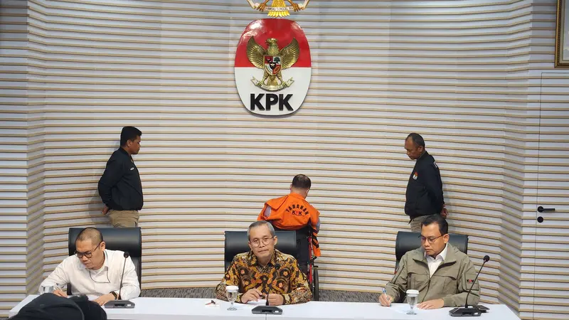 KPK menahan Direktur PT CLM Helmut Hermawan dalam kasus dugaan suap dan gratifikasi di Kemenkumham. Helmut diduga sebagai pemberi uang kepada Eddy Hiariej.