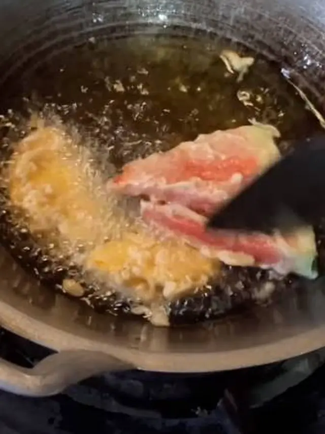 8 Potret Nyeleneh Orang Masak Buah, Ada Rambutan Goreng