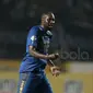 Carlton Cole melakukan protes atas keputusan wasit saat timnya melawan Persipura Jayapura pada laga Liga 1 2017 di Stadion GBLA, Bandung, Minggu (7/5/20170). Persib menang 1-0. (Bola.com/Nicklas Hanoatubun)