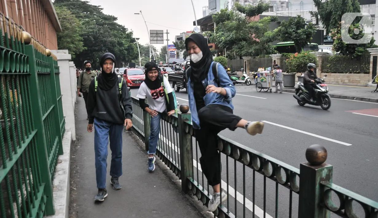 Pagar pembatas trotoar setinggi 70 centimeter dan membentang sepanjang 200 meter tersebut dipasang untuk menertibkan para pejalan kaki yang akan keluar dan masuk Stasiun Cikini. (merdeka.com/Iqbal S.Nugroho)