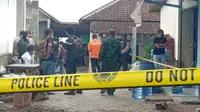 Lokasi penggerebekan terduga teroris di Serang, Banten, Senin (27/4/2020). (Liputan6.com/Yandhi Deslatama)