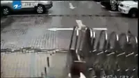 Video Detik-detik Sinkhole Sedot Pejalan Kaki Hingga Tewas